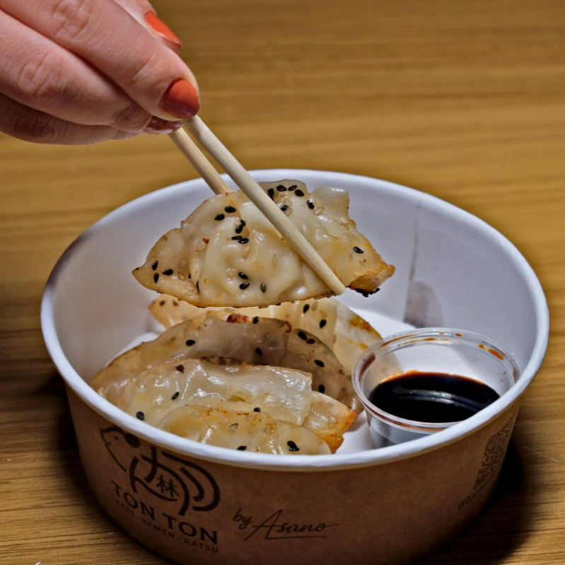 Pastéis japoneses recheados com carne suína e legumes, grelhados e cozidos no vapor.