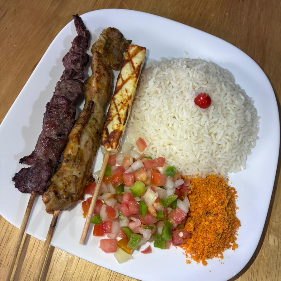 Trio Mineiro -Espetinho de Alcatra + Frango + Queijo +Arroz+ Vinagrete + Farofa Especial (Serve 1 Pessoa)