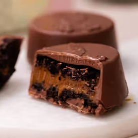 Casca de chocolate ao leite com pão de mel e doce de leite.