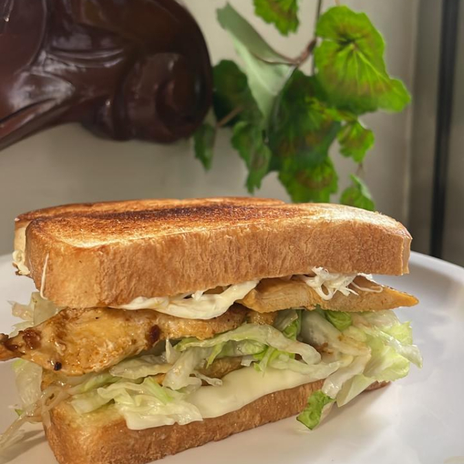 Sandwich de Pollo + 1 Bebida