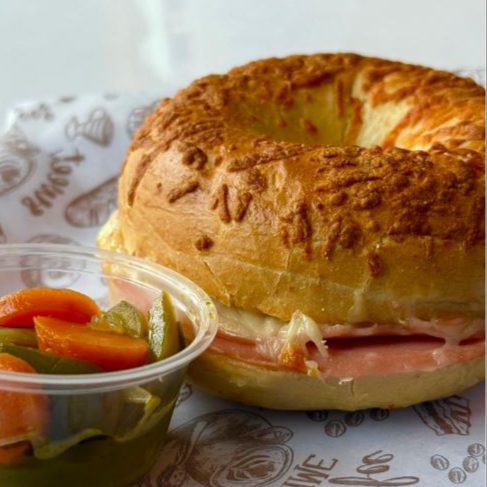 Bagel de Queso con Jamón y Queso