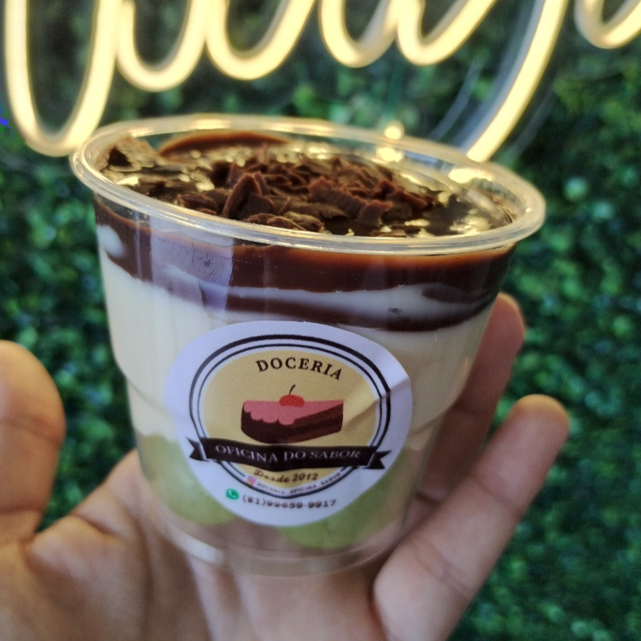 Uvas sem sementes, creme de chocolate, creme de Ninho e ganache de chocolate blend. Peso aprox 180g