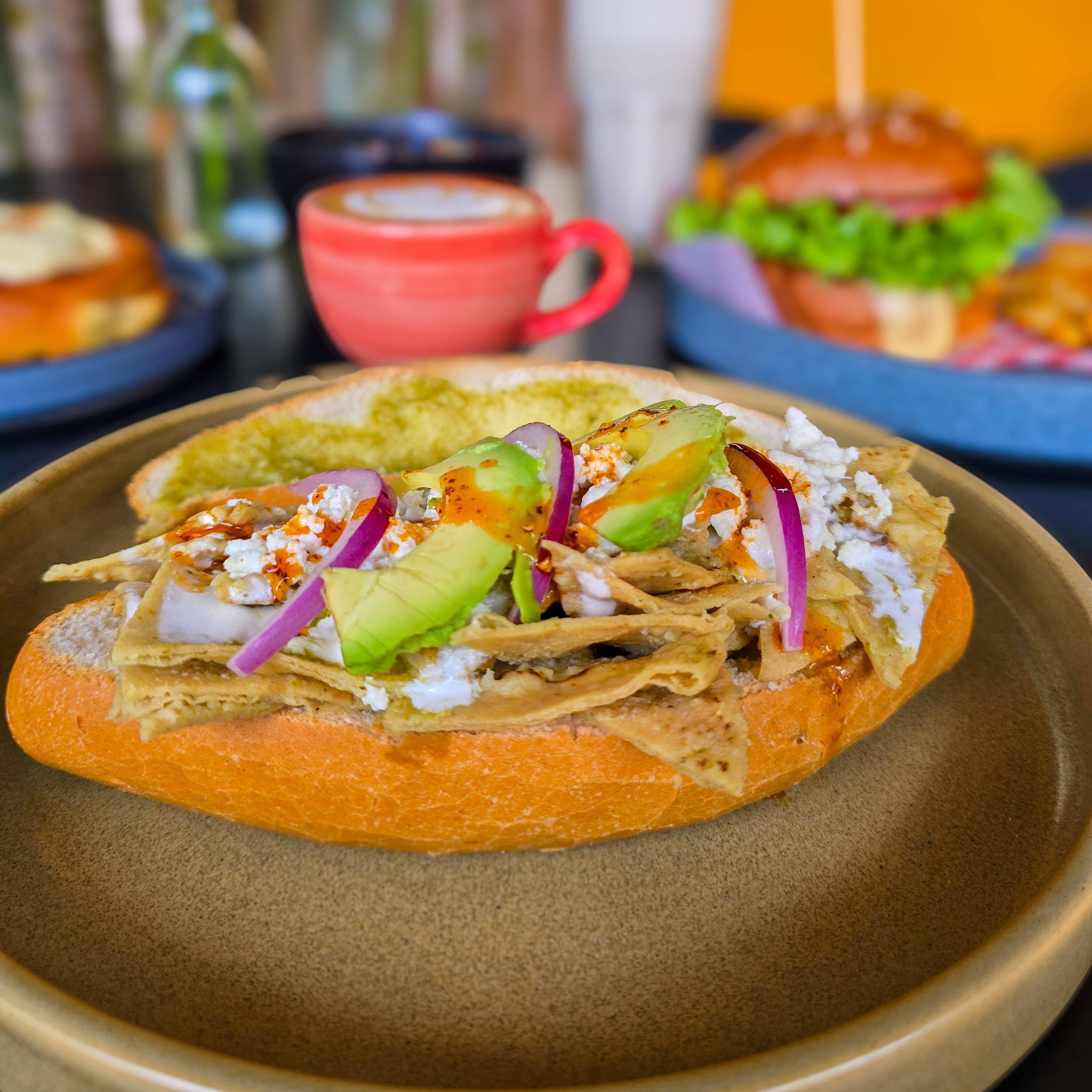 Combo Torta de Chilaquiles+cafe+ Fruta