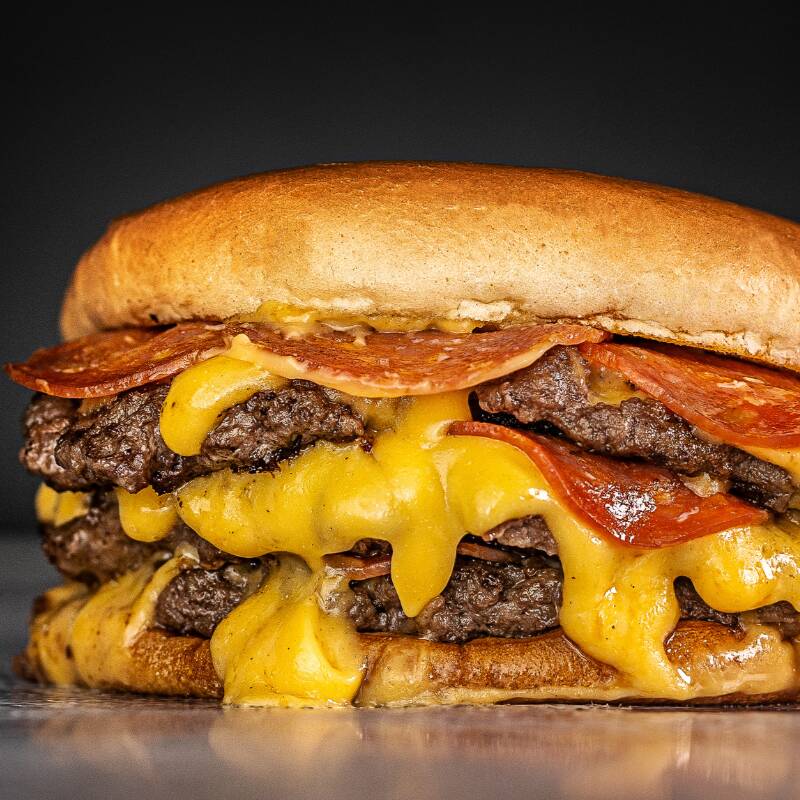 Hambúrguer Smash Duplo 2x 100g Com Cheddar Derretido, Bacon Crocante e Molho Especial da Casa Para Uma Explosão de Sabor!