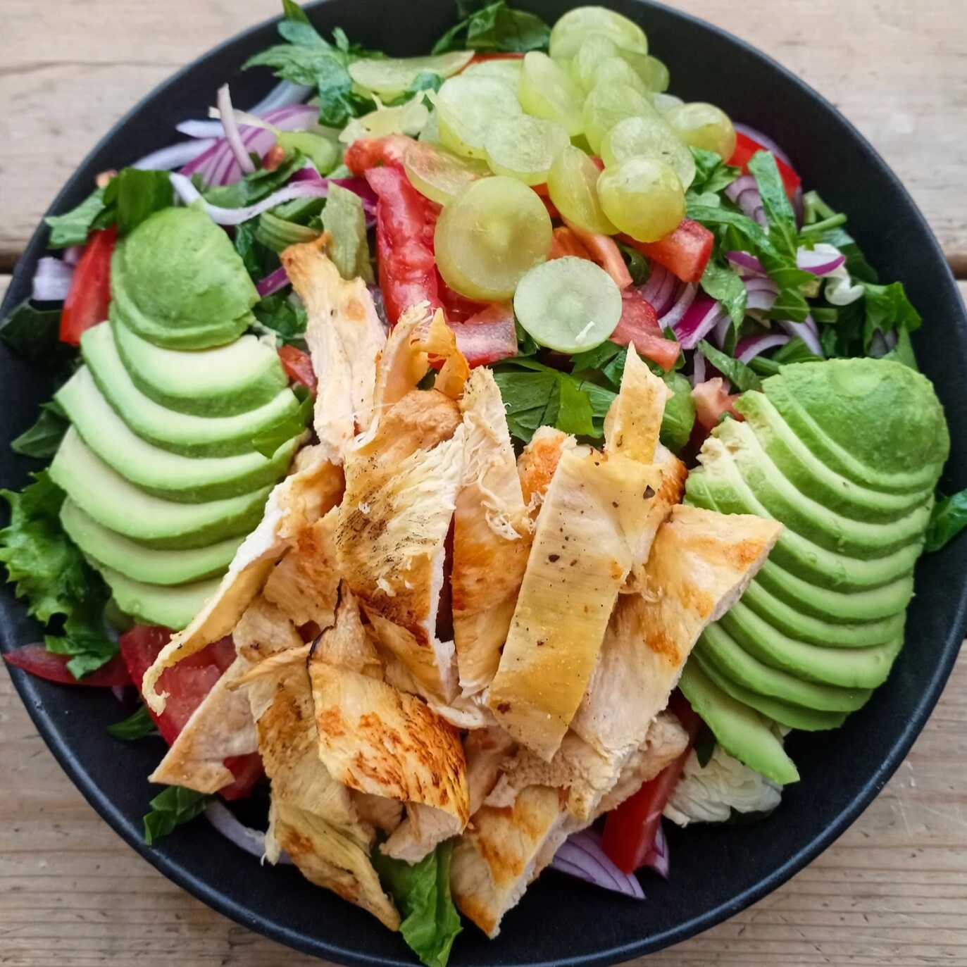 ENSALADA PREMIUM DE POLLO CON AGUACATE Y UVA.