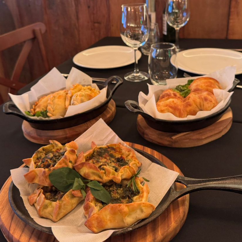 Uma dúzia das nossas melhores empanadas artesanais argentinas, para você desfrutar em família ou com amigos! Buen provecho!!!