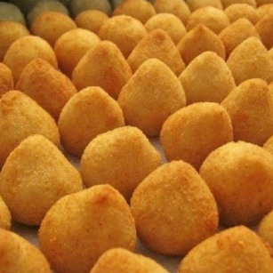 Combo de 40 salgadinhos Frito na hora para chegar quentinho na sua casa. Entrega super rápida. Salgadinhos de 25g (Padrão Festa).