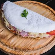 Mussarela, presunto, tomate e orégano.