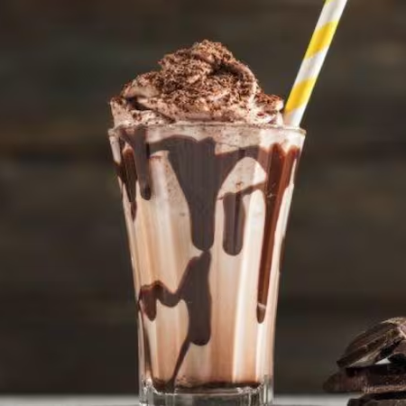 Textura e sabor irresistíveis! Sorvete de chocolate e Ovomaltine crocante misturados para criar o milkshake dos sonhos. Finalizado com uma generosa camada de Ovomaltine por cima.
