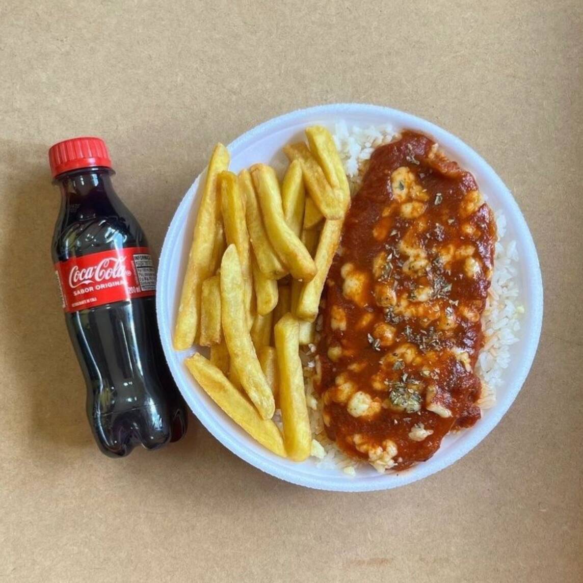 Arroz soltinho no alho, feijão bem temperado, uma batatinha crocante e uma coca gelada