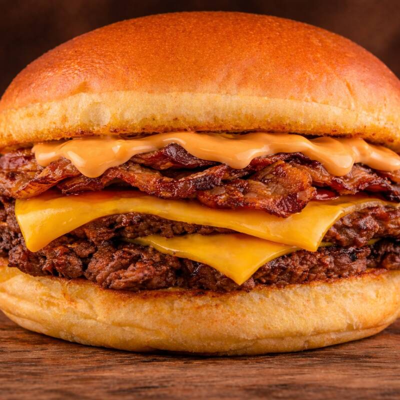 Pão brioche, 2 Smash Burger 80g cada, Queijo, bacon crocante e molho americano.