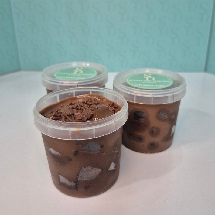 Para os apaixonados por chocolate: brownie macio em pedaços e brigadeiro meio amargo 50% cacau em camadas irresistíveis. Uma combinação equilibrada, cremosa e cheia de sabor do início ao fim.