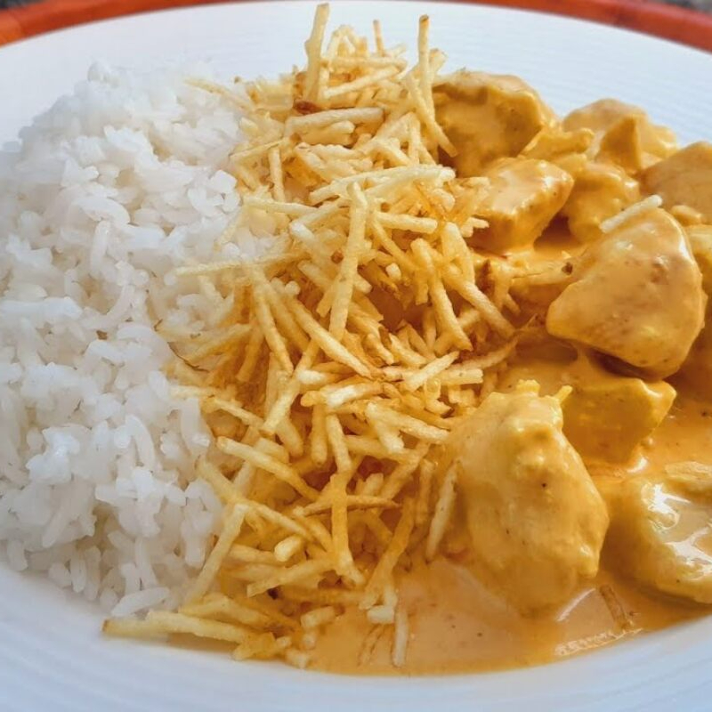Arroz, feijão, strogonoff de carne e batata palha.