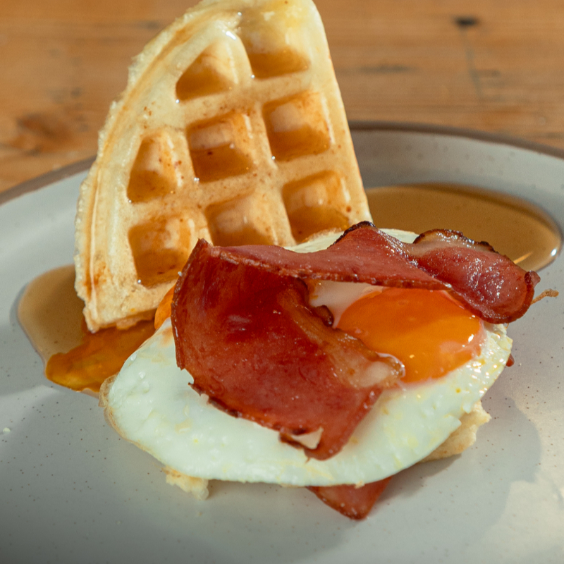 Waffle con Huevo y Tocineta