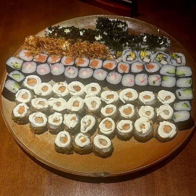 10 hossomaki de salmão / 10 hossomaki pepino/ 10 uramaki skin com couve crispy/ 5 Uramaki Skin com batata crispy/ 5 uramaki california/ 10 Kapamaki / 30 Hot Roll.