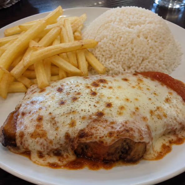 Arroz e fritas.