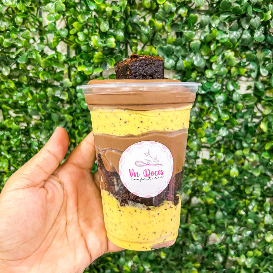 Creme de maracuja com pedaços de brownie e chocolate no topo