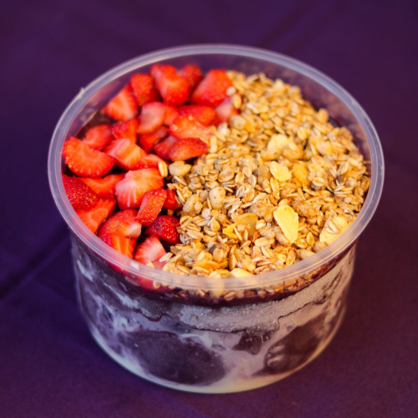 Seu Açaí de 1L vem completo: três frutas, três complementos, sorvete se desejar e uma cobertura, todos à sua escolha! E se você preferir também pode turbinar o seu Açaí com os nossos Cremes Trufados.