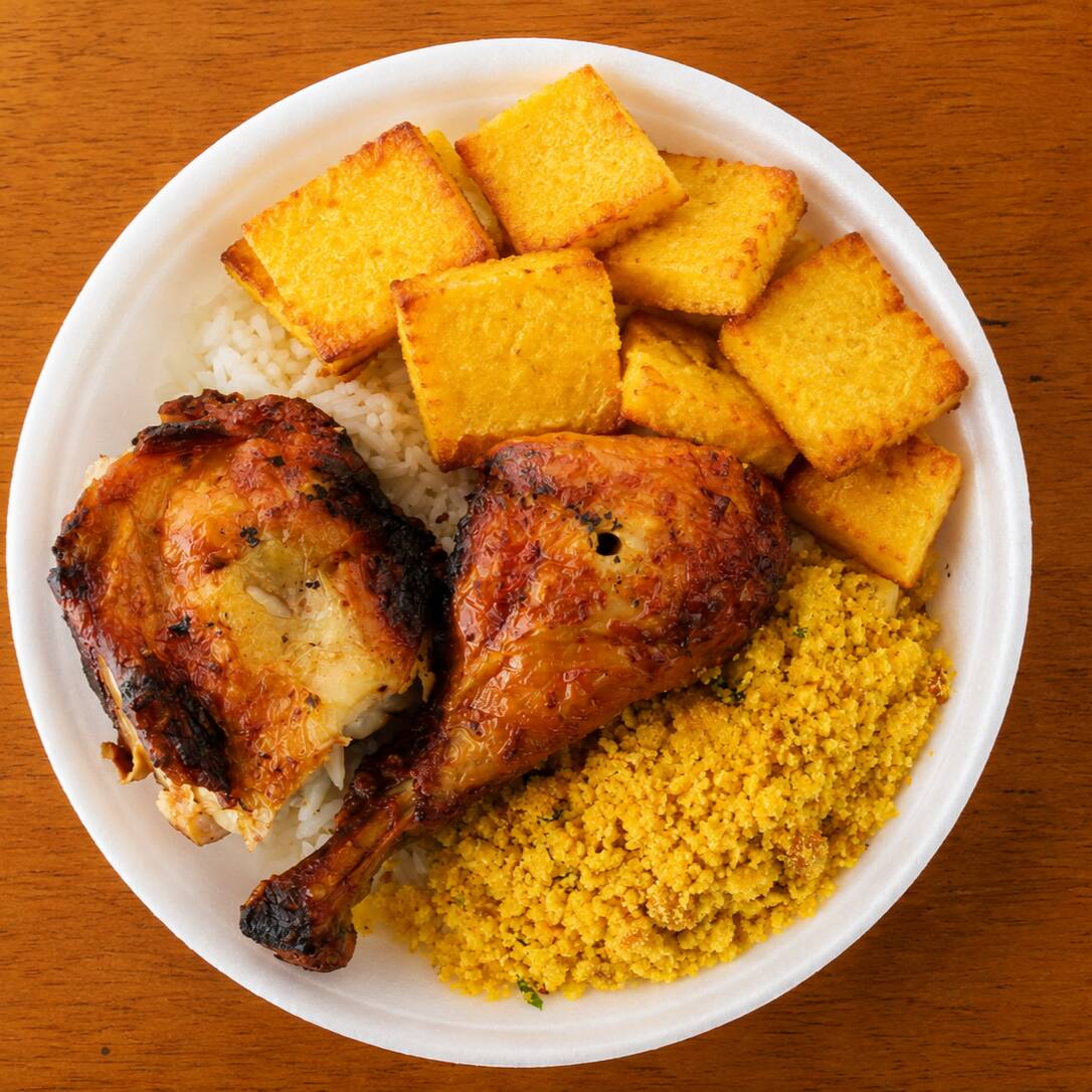 Delicioso frango assado na brasa, acompanha arroz soltinho, feijão caseiro, polenta frita e farofa temperada.