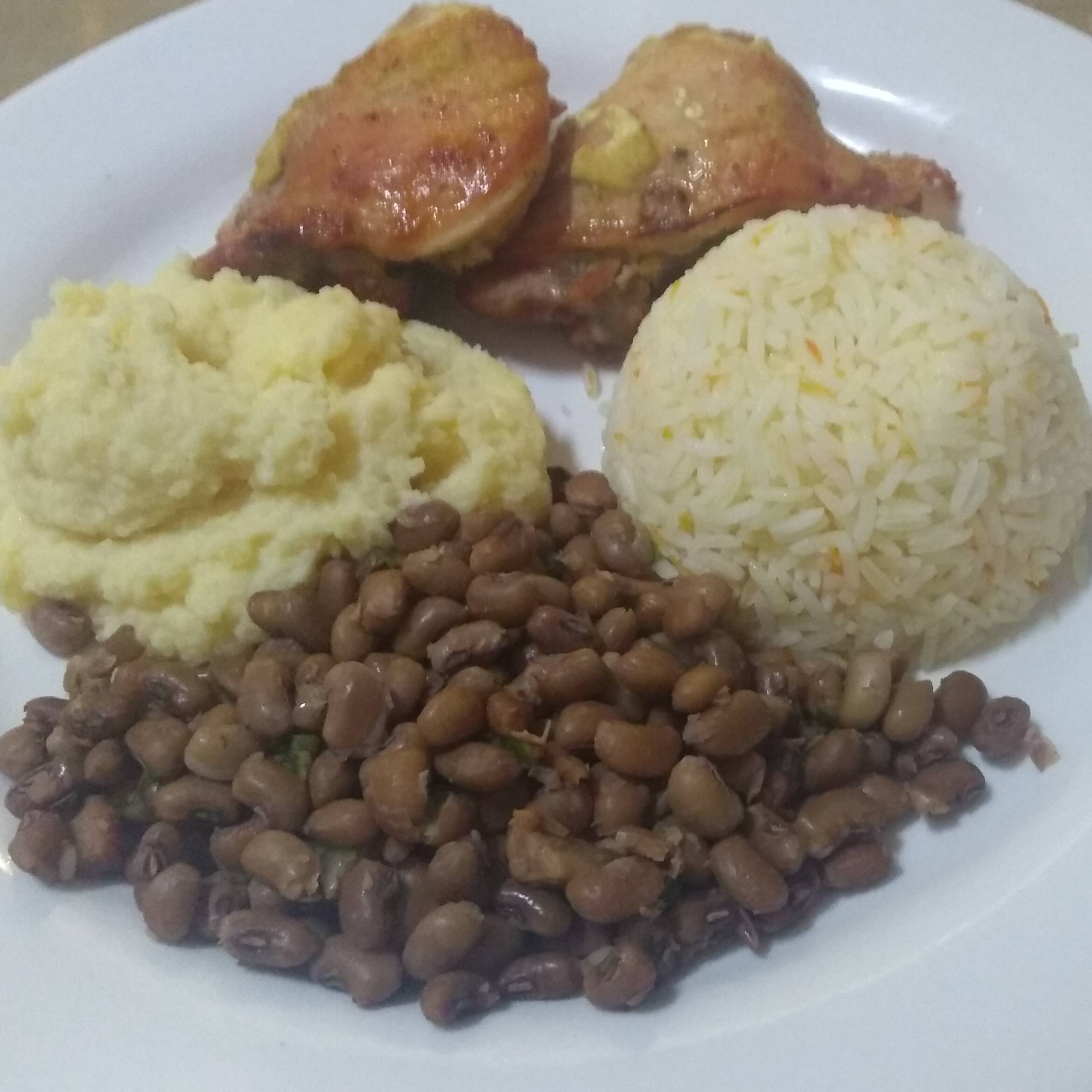 Coxa e sobre coxa, arroz, feijão e purê.