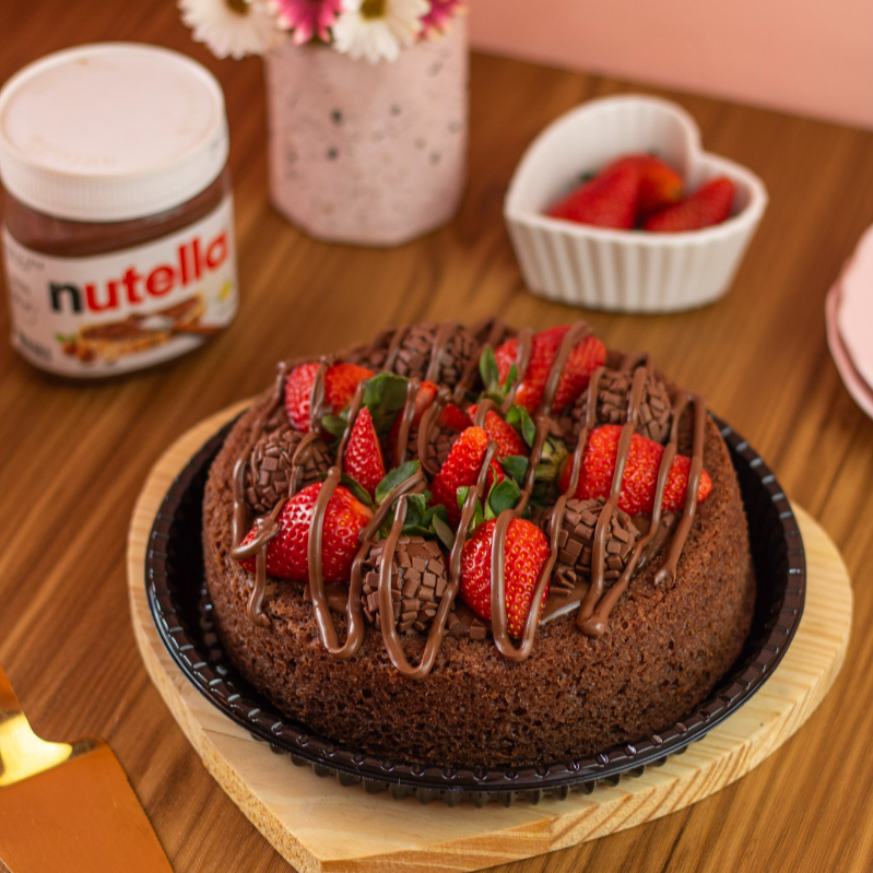 Nossos bolos caseiros têm 19 cm de diâmetro, servindo de 6 a 8 fatias, ideal para até 6 pessoas. O sabor Super Pool Cake é artesanal, com morangos frescos, chocolate puro e fios de Nutella. Perfeito para comemorações e momentos especiais.