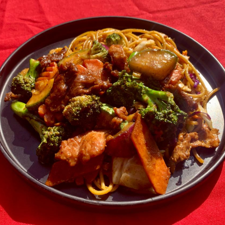 Vegetales Pollo y Res con Espagueti