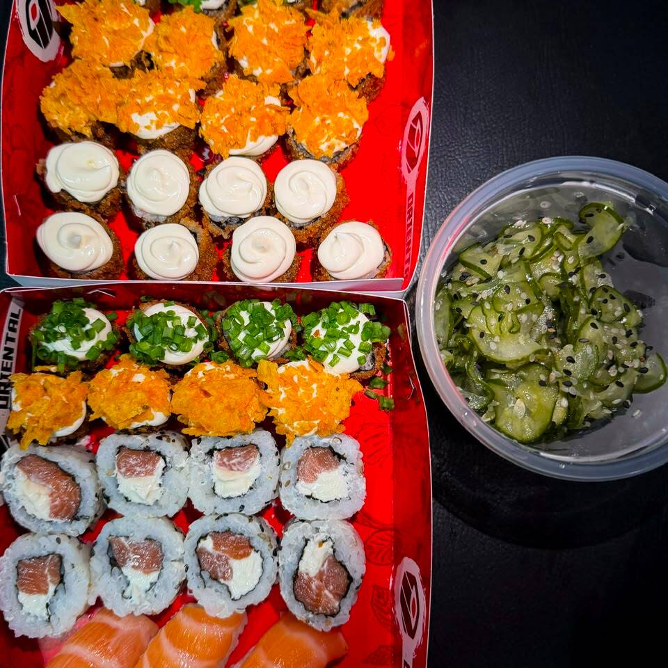 COMBO ECONOMICO ONE FOOD - 19 PEÇAS
3 NIGUIRIS SALMÃO
8 URAMAKIS SALMÃO
4 HOT ROLL DORITOS
4 HOT ROLL CEBOLINHA
COMBO SÓ HOT 24 PEÇAS
8 Hot Roll Doritos
8 Hot Roll Cebolinha
8 Hot Roll Cream Chesse
Sunomono 200g