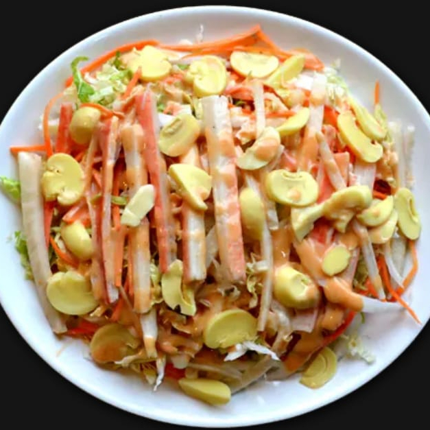 acelga, cenoura desfiada, kani-kama, cogumelo, queijo mussarela temperado com molho rose.