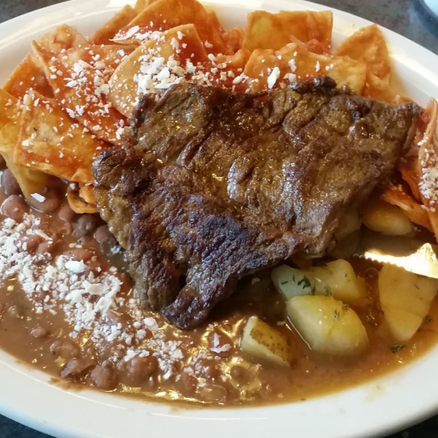 Chilaquiles con Carne Asada