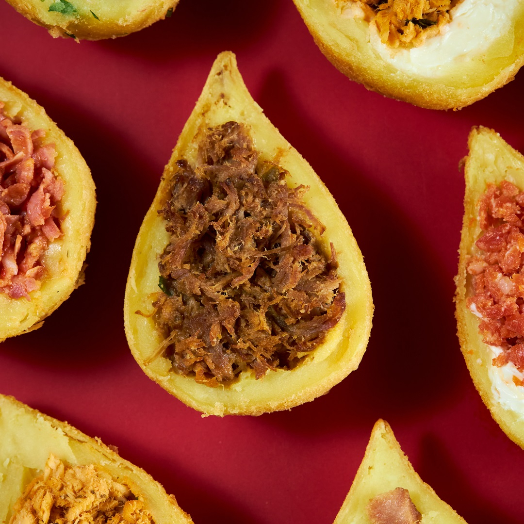 Deliciosa Coxinha de Costela no Bafo Preparado Com uma Massa de Batata Artesanal Sublime, Costela no Bafo Suculenta Desfiada.