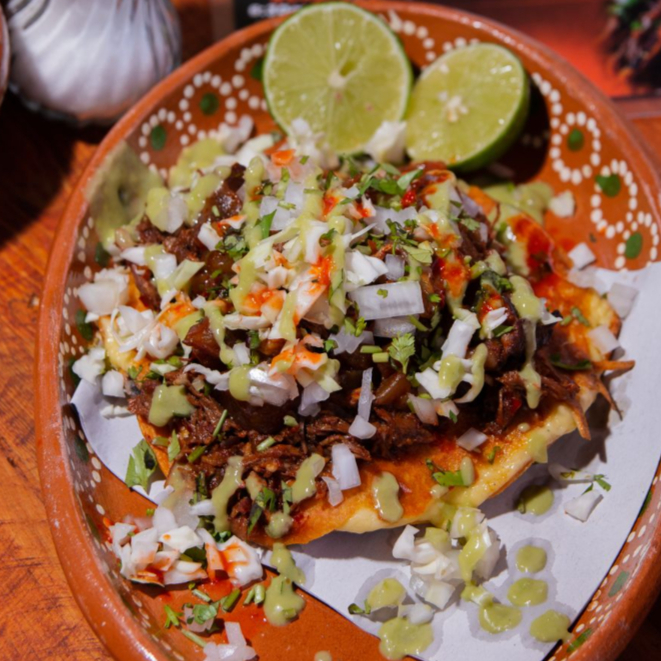 Tostada de Birria C/queso