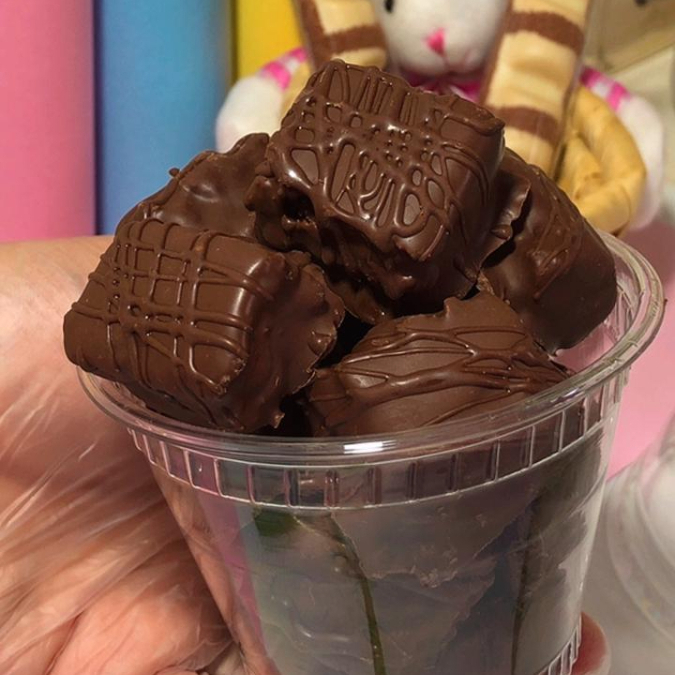 Deliciosos pedacinhos de brownie banhado no chocolate meio amargo. Experimente essa deliciaaaaaaa!