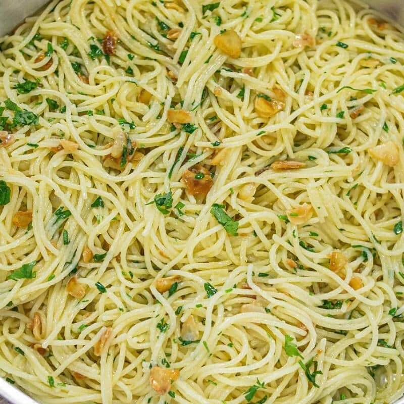 Refeição é composta por, arroz, feijão,legumes refogados, macarrão ao alho e óleo, 1 filé de frango grelhado e uma porção P de salada mista.
Aprox 450 gramas.