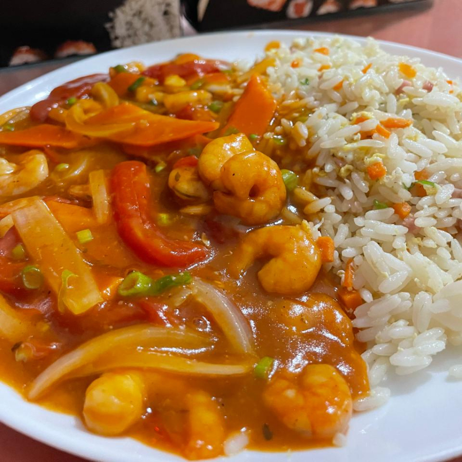 Delicie-se com o camarão ao molho de tomate, uma combinação perfeita de camarões suculentos com um molho de tomate rico e saboroso.