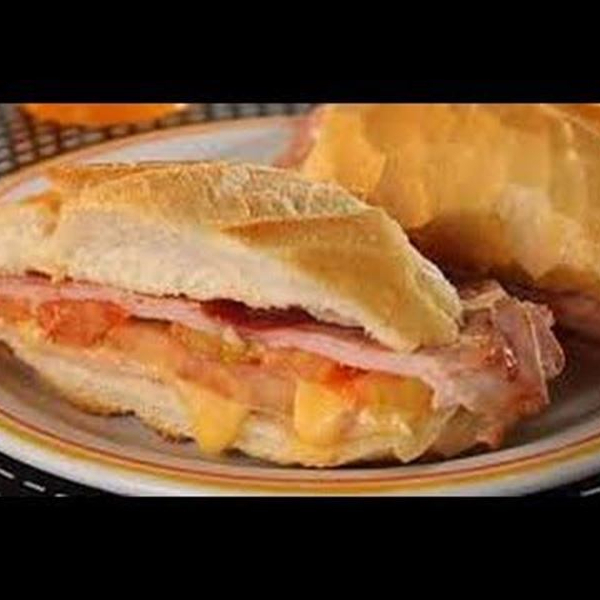 pao frances maionese, 1 fatia de presunto 2 de queijo, tomate e orégano