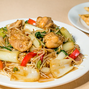 Tallarín con Pollo en Trozos