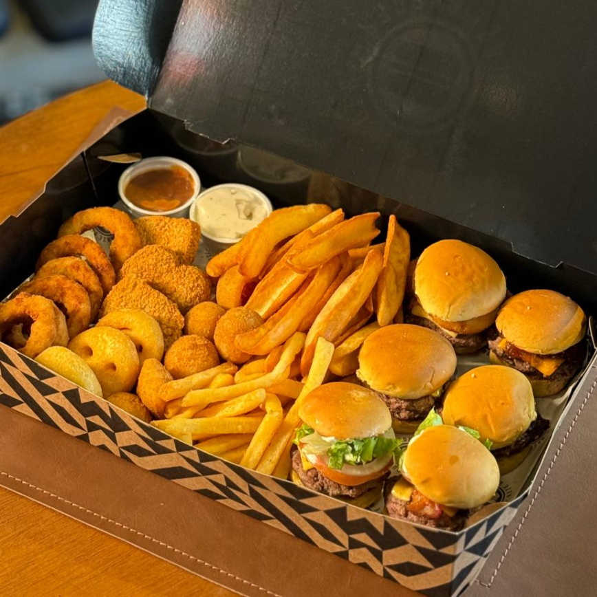 Uma mostra do que a Raze tem de melhor, através do nosso Rodízio em Casa você poderá experimentar 6 mini hambúrgueres: 2 mini Raze, 2 mini Raze Jr, 1 mini House e 1 mini The Best. Acompanhados de batata palito, batata canoa, batata smiles, onion rings, salgadinhos de festa sortidos, nuggets e 2 dos nossos molhos artesanais: alho e curry. Item não permite personalização.