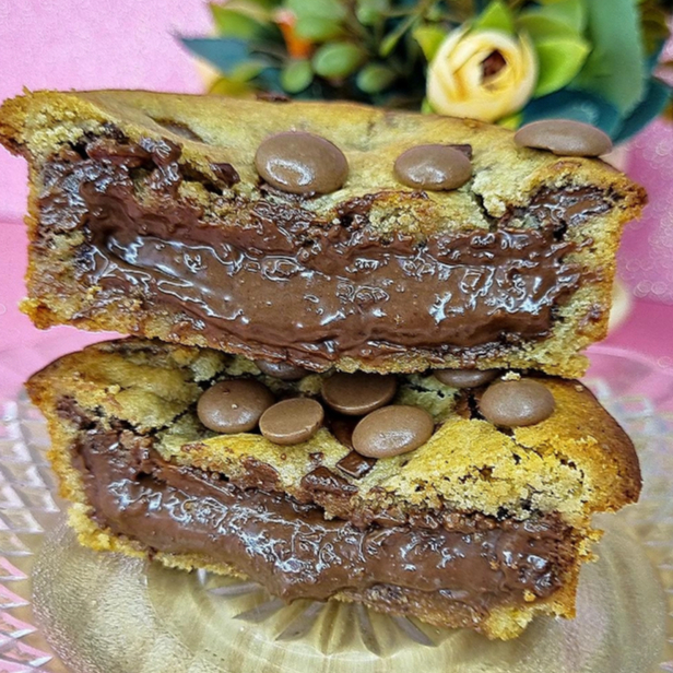 Uma explosão de sabor e crocância em cada colherada! A nossa tortinha cookie de 130g vem com um recheio super cremoso de Ovomaltine, intenso e irresistível, perfeito para quem ama aquele sabor marcante de chocolate, avelã e malte. E para deixar tudo ainda mais especial, finalizamos com flocos crocantes de Ovomaltine por cima do cookie, garantindo aquela textura incrível que faz toda a diferença! Entrega rápida , desconto , promoção , 0,99 , 0800 , off , cupom , barato , melhor preço , oferta , frete grátis , descontão , preço baixo , Doces , bolos , brigadeiro , docinhos , kit festa , aniversario , torta cookie , chocolate , morango , sobremesa natalina , Nutella , copo da felicidade , brownie , confeitaria , doceria , gourmet , bombom , piscina , ganache , caseiro , vovó , bento cake , vulcão , avelã , trufas , banoffe , pudim , doce de leite , pão de mel , Oreo , Kit Kat , ferrero Rocher , cheese cake , tartelete , Ninho , cupcake , afogadinho , bolo , Ninho , ovomaltine ,