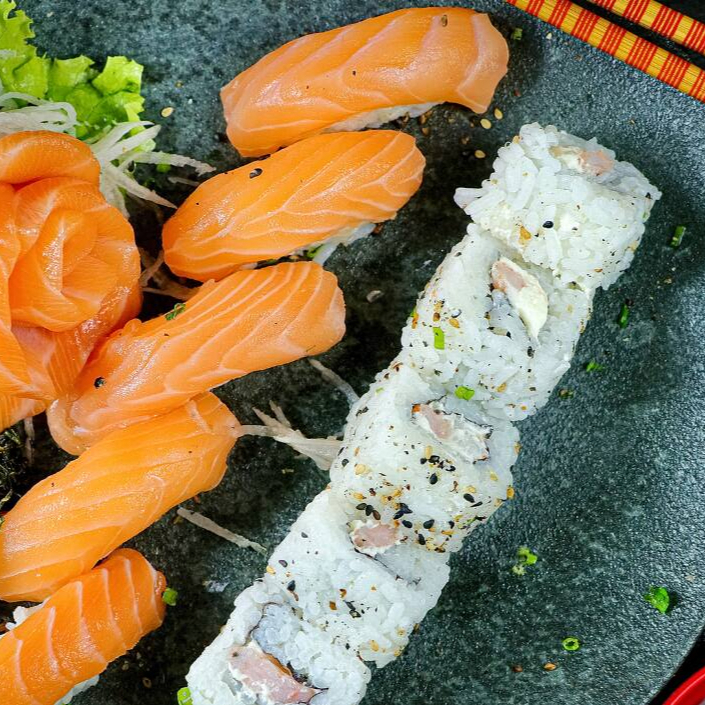 • 5 niguiri salmão • 5 uramaki camarão • 5 sashimi