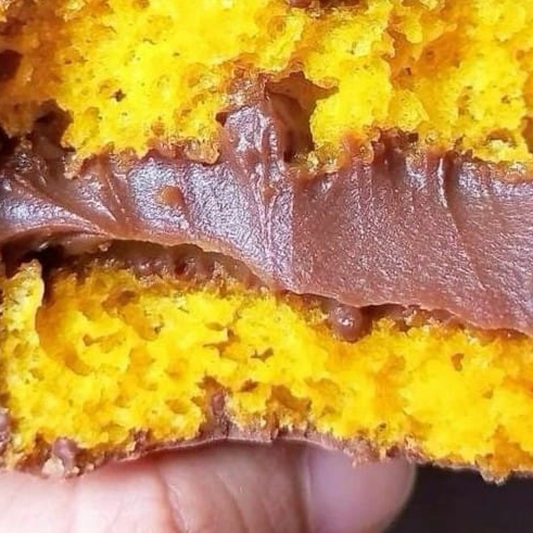 BOLO DE CENOURA COM RECHEIO DE BRIGADEIRO.