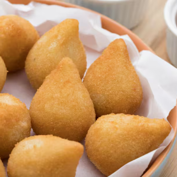 Mini Salgados Irresistíveis – 26g cada Coxinhas douradas e crocantes, bolinhos de carne bem recheados e bolinhas de queijo que derretem na boca, perfeitos para qualquer momento. 😋