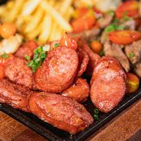 O encontro da defumação da calabresa com a leveza do frango grelhado.