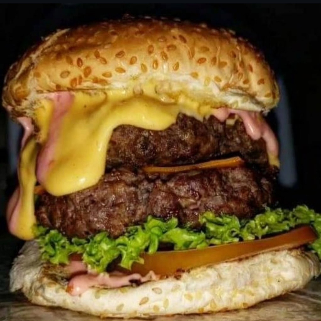 ão com Gergelim, 2 BLENS 160g, duplo queijo, creme cheddar da casa, bacon, picles, alface, tomate, cebola caramelizada e molho a escolha.