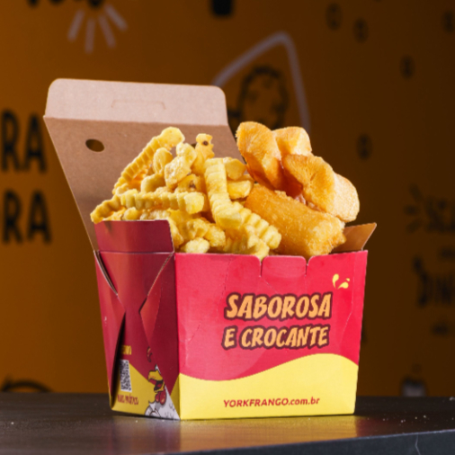 Deliciosa porção de Batata Frita, Mandioca Frita e Polenta Frita sequinhas e salgadinhas no ponto certo. Porção Meio a Meio 400g no total. Foto Ilustrativa.