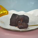 Bolo gelado de chocolate super molhadinho, recheado com um cremoso brigadeiro de chocolate com Nutella. Perfeito para quem ama uma sobremesa intensa, chocolatuda e bem geladinha! A Cake Shot não altera e/ou adiciona ingredientes aos produtos já formulados. Escrevemos bilhetes Apenas na compra do mesmo que está disponível no começo do cardápio. Bolo Gelado - Nutella - Brigadeiro de Chocolate - Bolinho - Promoção