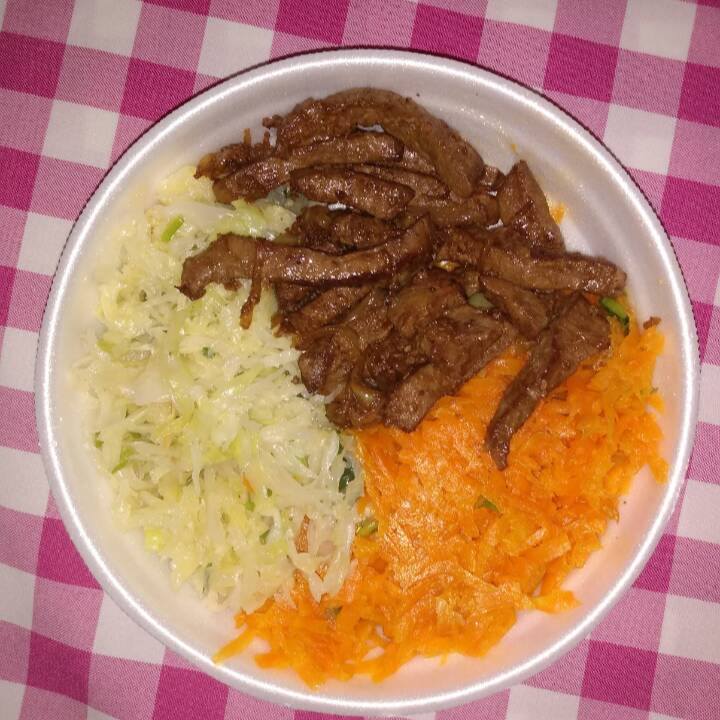 Delicioso fígado acebolado com legumes, arroz e feijão