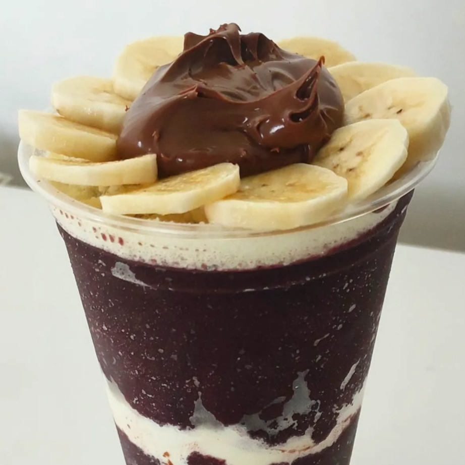 Açaí super cremoso, recheado com Nutella e rodelas de banana frescas, finalizado com mais Nutella e um toque irresistível de leite condensado.