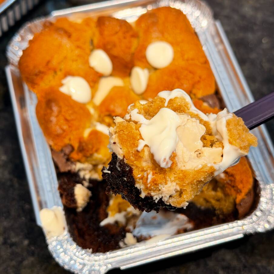 Lançamento na Dolce Luna: Brookie na Marmitinha Brownie + cookie + Creme de Kinder, tudo junto numa só sobremesa. A combinação que você não sabia que precisava. Peso aprox. 160g - Serve 1 pessoa.