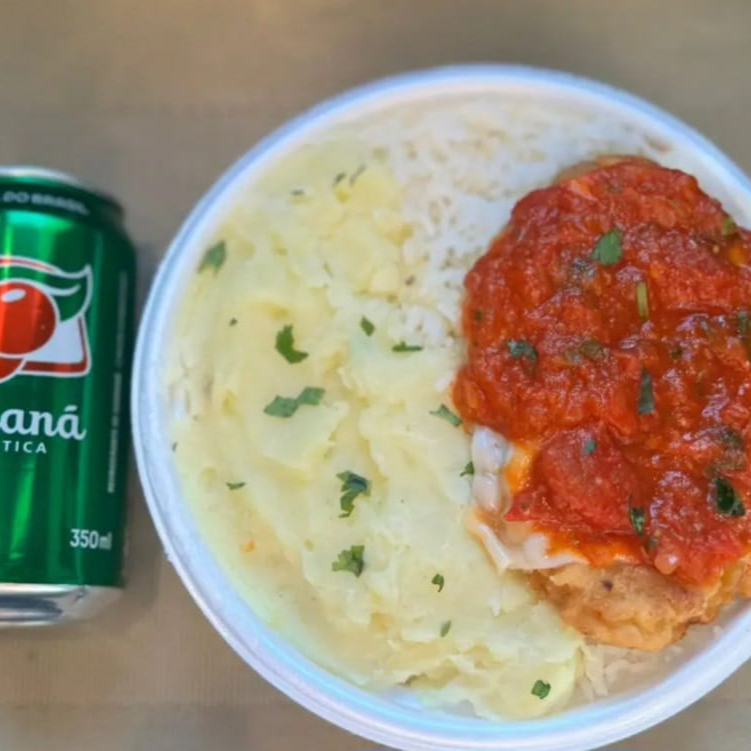Marmita com delicioso filé de frango parmegiana (empanado na massa crocante coberto com molho de tomates e queijo) acompanhado de arroz branco , feijão e purê batata. Acompanha refrigerante lata Guaraná Antárctica lata 350ml, marmita indicada para 01 pessoa.