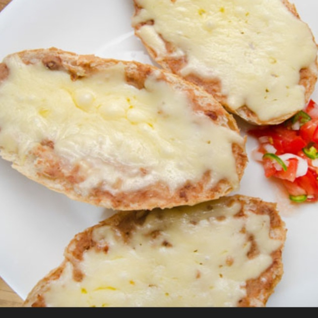 Lonche de frijoles con queso